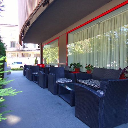 Universal Hotel Dupnitsa Ngoại thất bức ảnh