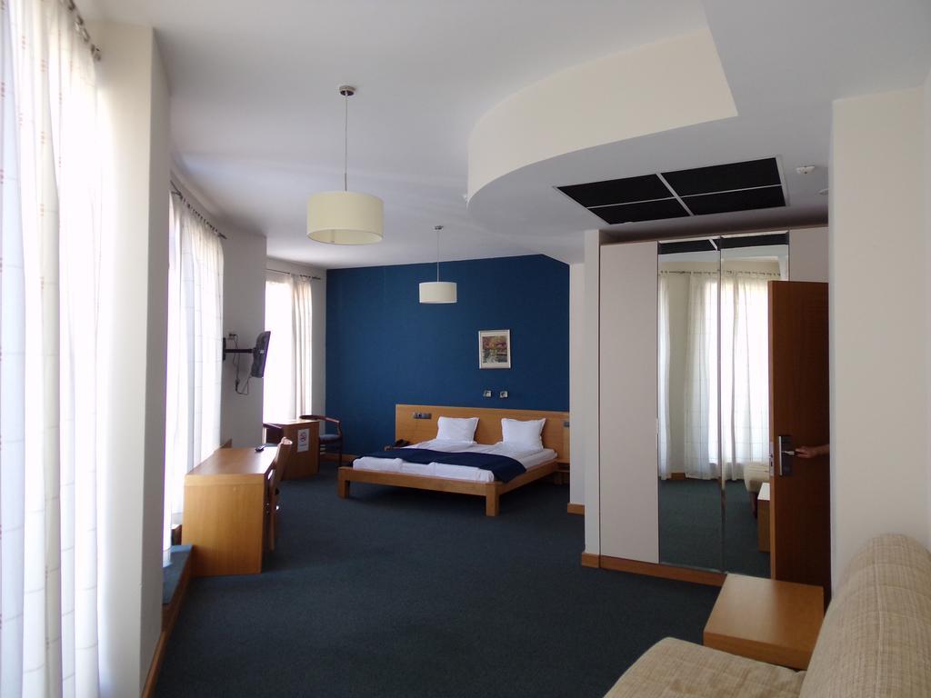 Universal Hotel Dupnitsa Ngoại thất bức ảnh