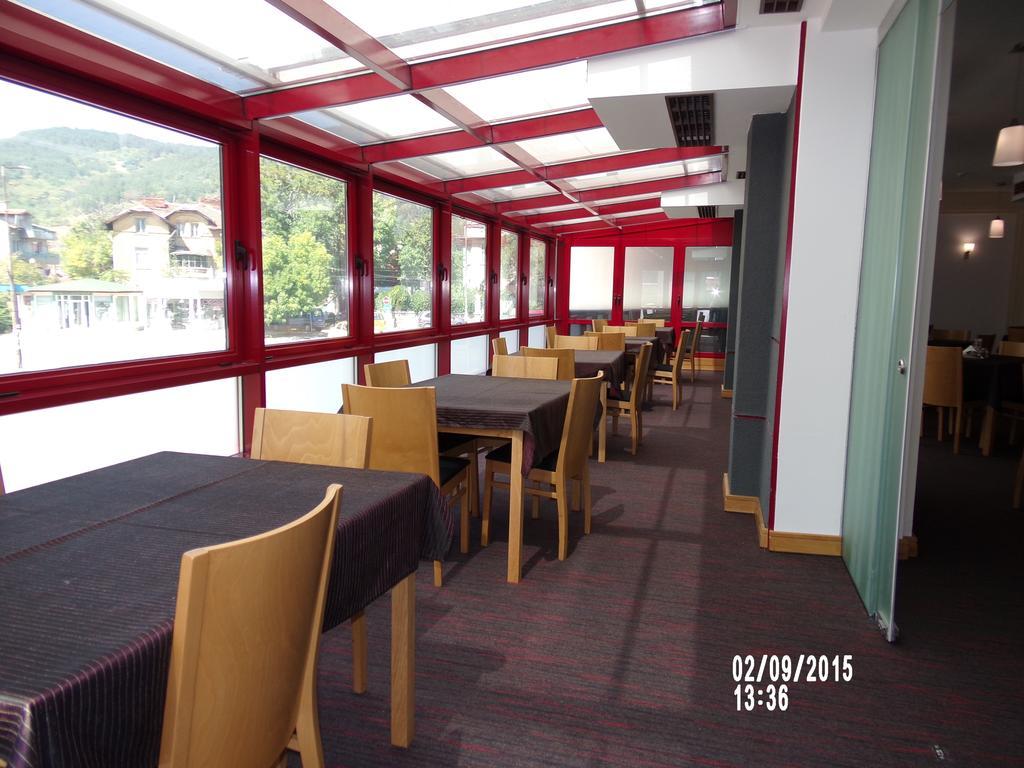 Universal Hotel Dupnitsa Ngoại thất bức ảnh