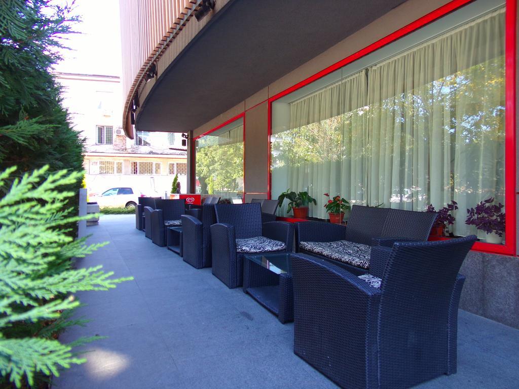 Universal Hotel Dupnitsa Ngoại thất bức ảnh