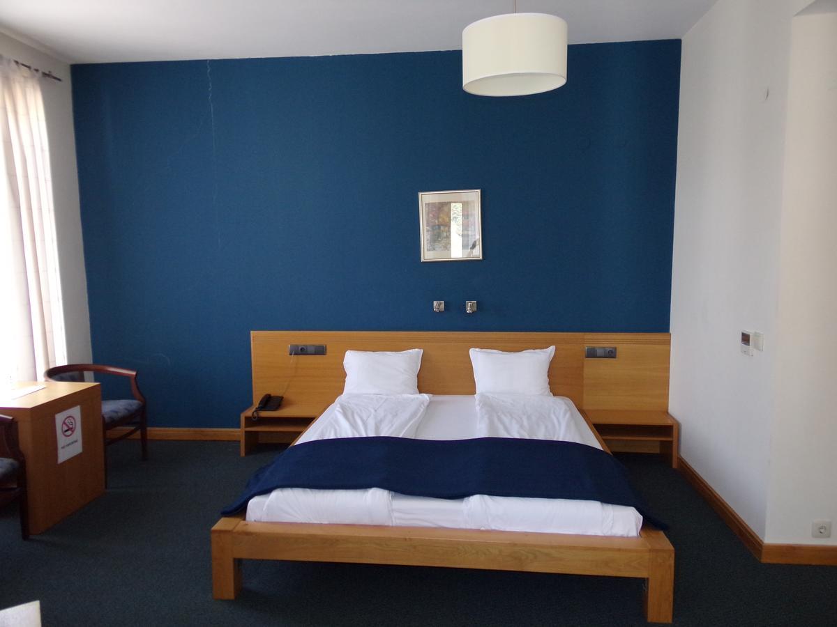 Universal Hotel Dupnitsa Ngoại thất bức ảnh