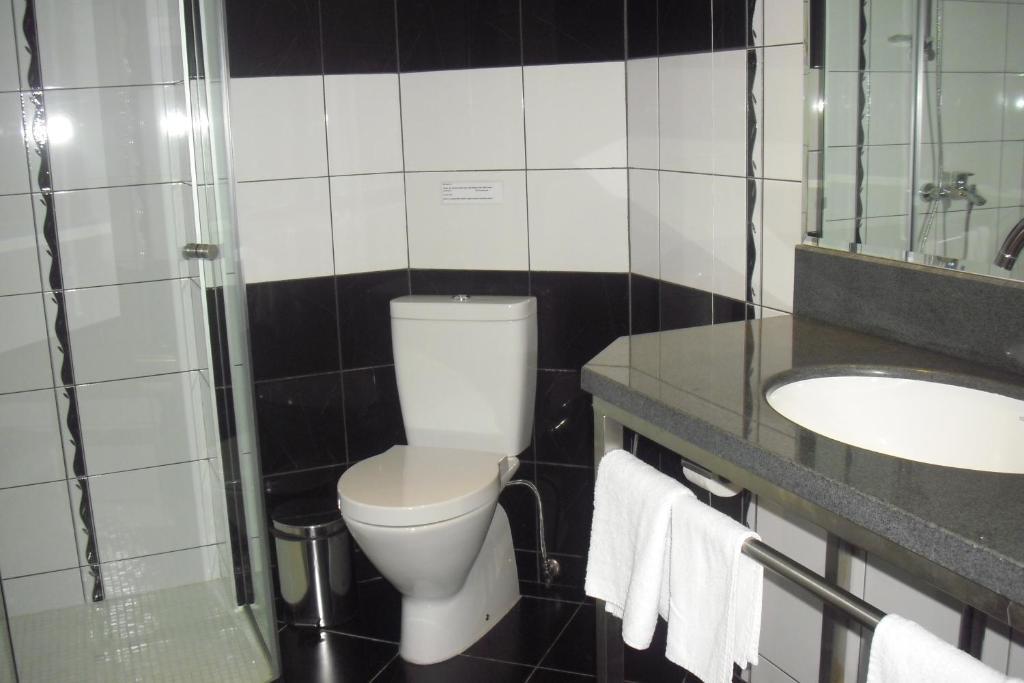 Universal Hotel Dupnitsa Ngoại thất bức ảnh